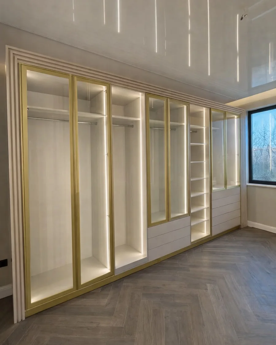 Dressing deschis cu rafturi și bare iluminate, rame aurii și sertare